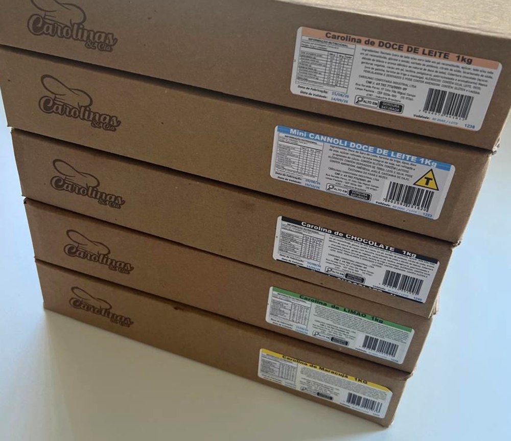 Caixas de 1 kg da Carolinas & Cia identificadas por sabor
