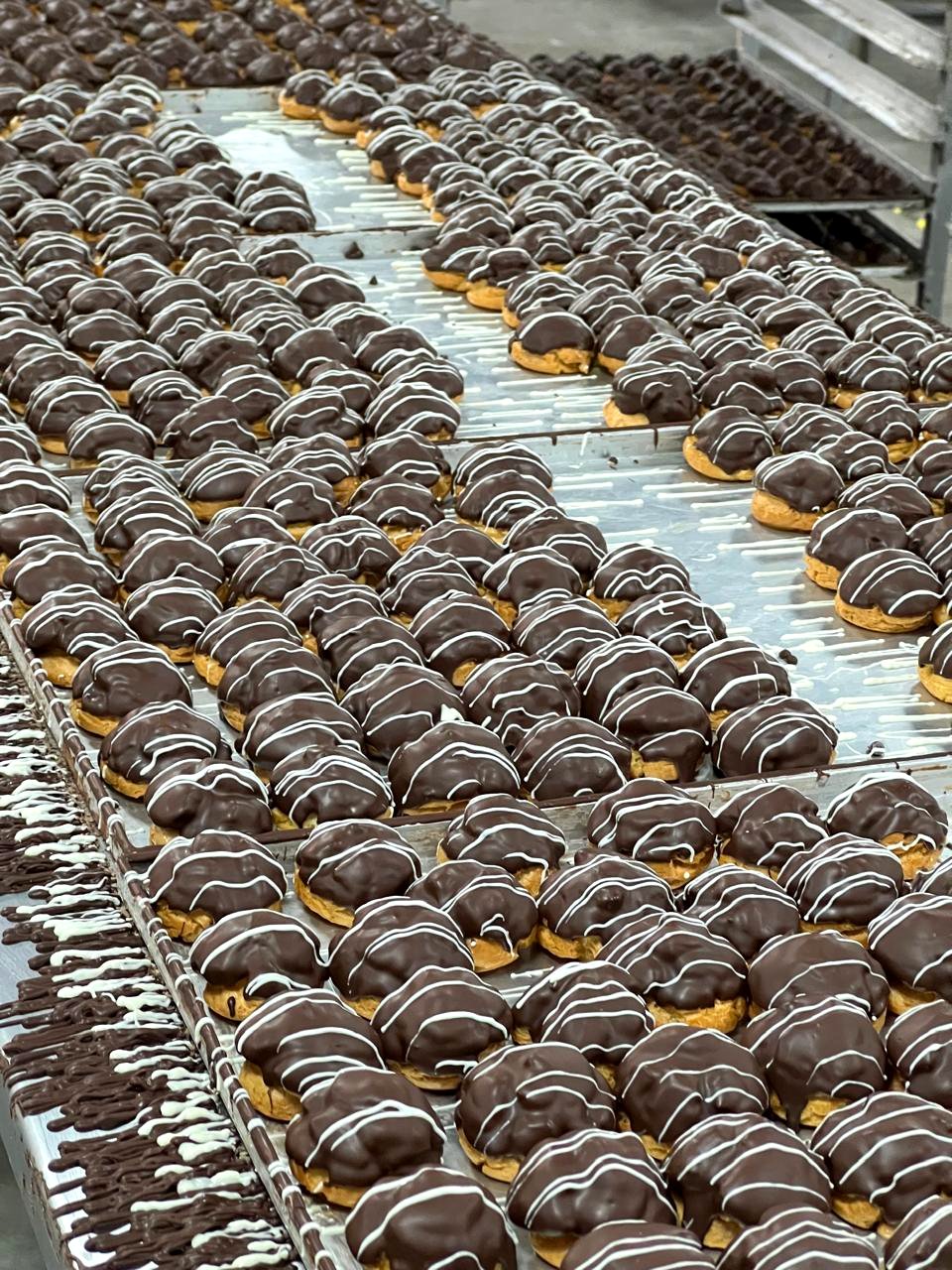 Linha de produção com centenas de Carolinas de chocolate