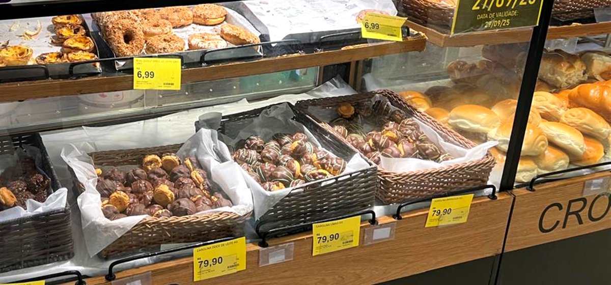 Balcão de padaria de supermercado com cestas de Carolinas